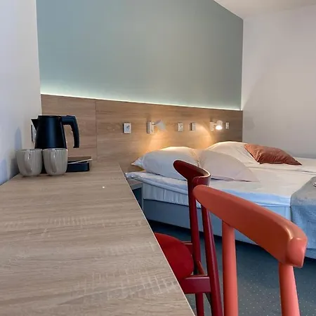 ホテル Osrodek Tulipan ウストロン